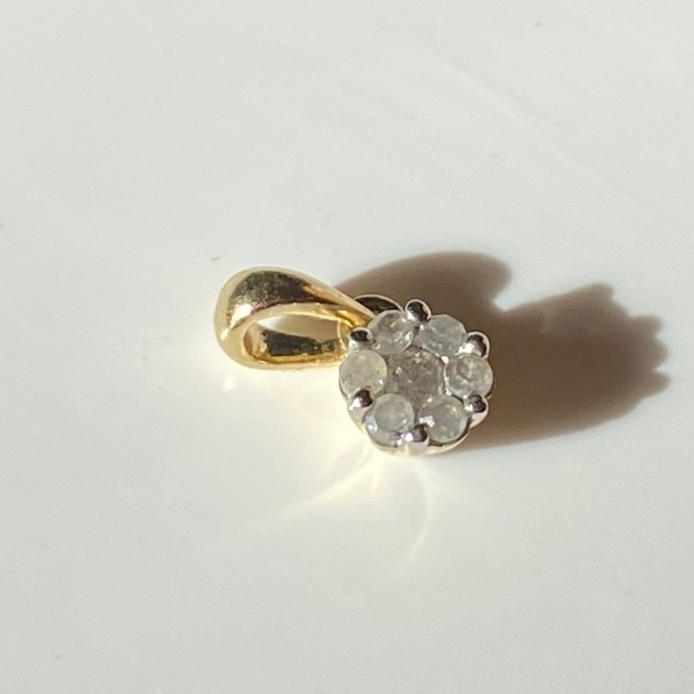 10K gold diamond flower pendant 7 diamonds in a flower shape - Picture 5 of 6